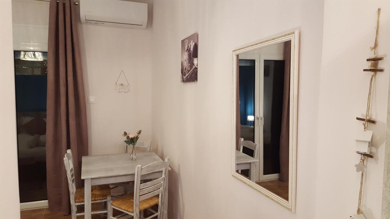 Zoe's Apartment *